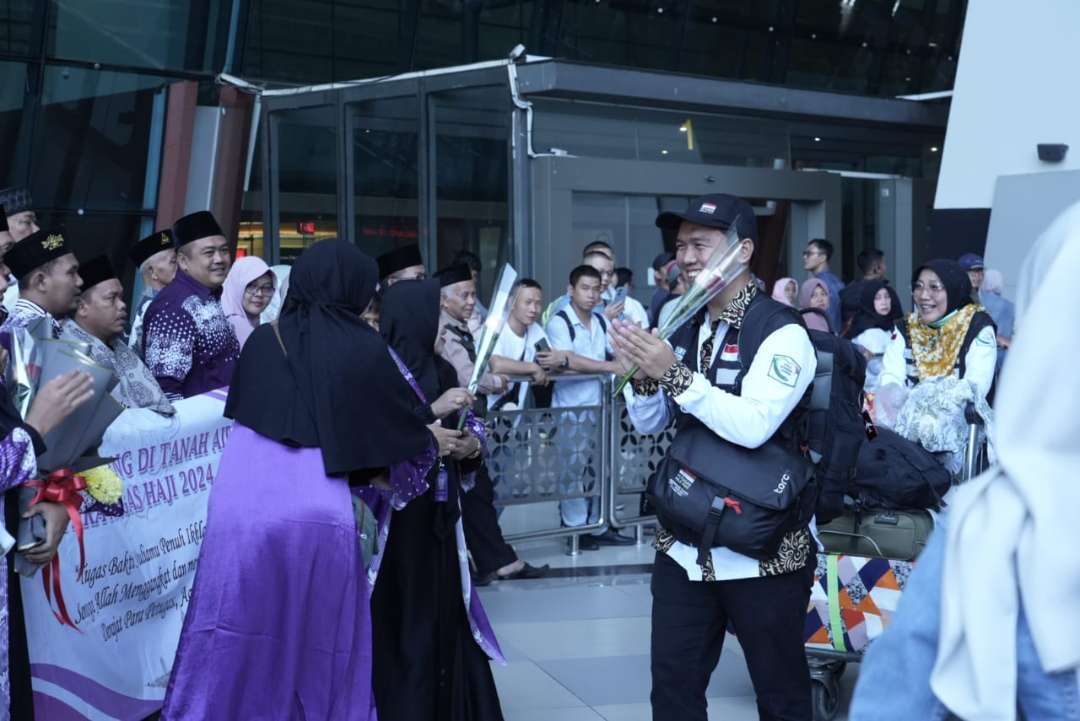 Lantunan Salawat Thala’al Badru ‘Alaina menggema ketika para petugas haji Indonesia keluar dari pintu kedatangan bandara. (Foto: Dok MCH 2024)