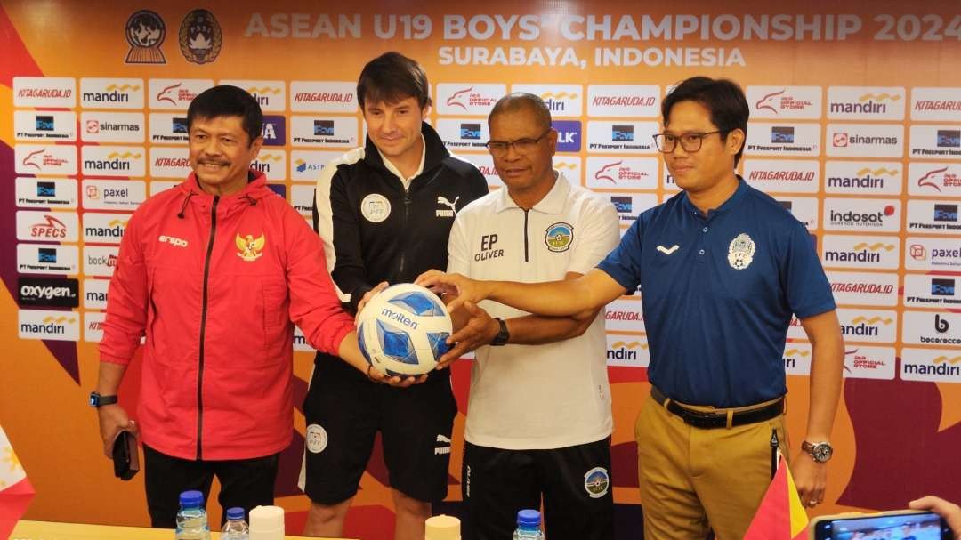 Pelatih Timnas U-19 Indra Sjafri bersama tiga pelatih lain. (Foto: Fariz Yarbo/Ngopibareng.id)