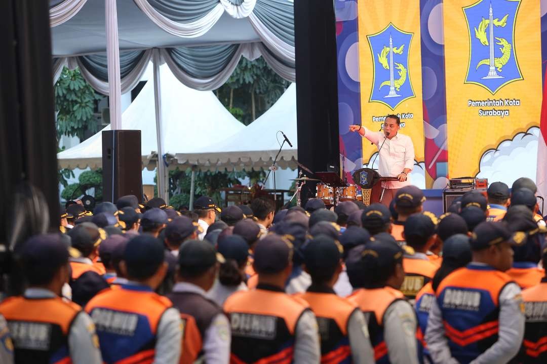 Walikota Surabaya Eri Cahyadi saat memimpin apel pemberantasan parkir liar bersama jajaran Dishub Kota Surabaya. (Foto: Humas Pemkot Surabaya)