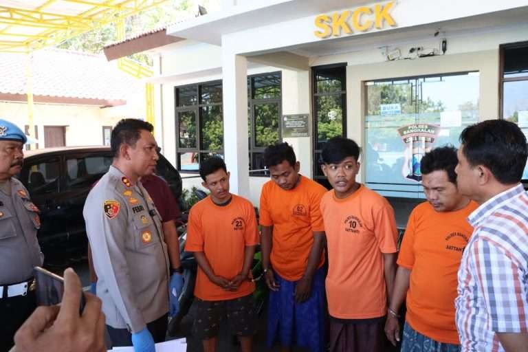 Kapolres Bangkalan AKBP Febri Isman Jaya, saat memintai keterangan empat tersangka pelaku kasus curanmor. (Foto: dok. Polres)