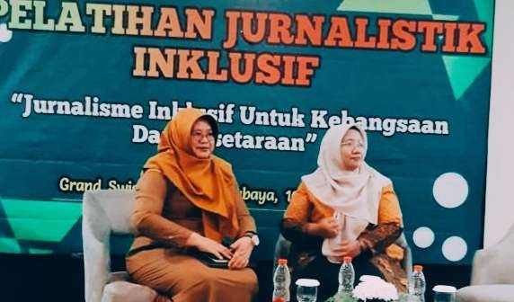 Ketua Fatayat NU Jatim, Dewi Winarti (kanan) pada kegiatan jurnalistik di Surabaya. (Foto: fatayat for ngopibareng.id)