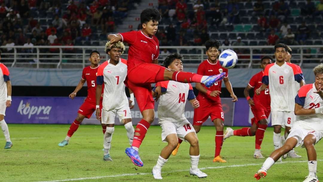 Pemain Timnas U-19, Kadek Arel mencoba memanfaatkan peluang saat melawan Filipina di Stadion Gelora Bung Tomo, Surabaya, Rabu 17 Juli 2024. (Foto: Fariz Yarbo/Ngopibareng.id)