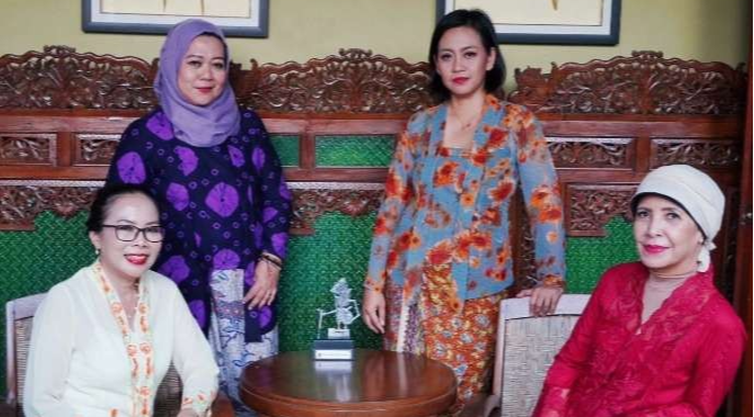 Penggiat kebaya  dan jurnals berkolaborasi menulis buku Kebaya Kaya Gaya---Selaras Mengikuti Zaman untuk menambah literasi tentang kebaya di Indonesia ( foto: istimewa)