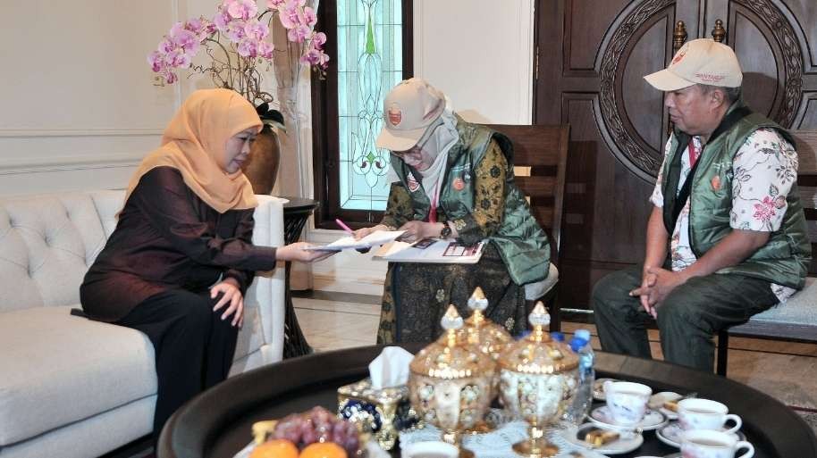 Khofifah Indar Parawansa mengikuti proses coklit yang dilakukan petugas pantarlih di kediamannya Jalan Jemursari VIII, Surabaya, Rabu 17 Juli 2024. (Foto: Fariz Yarbo/Ngopibareng.id)