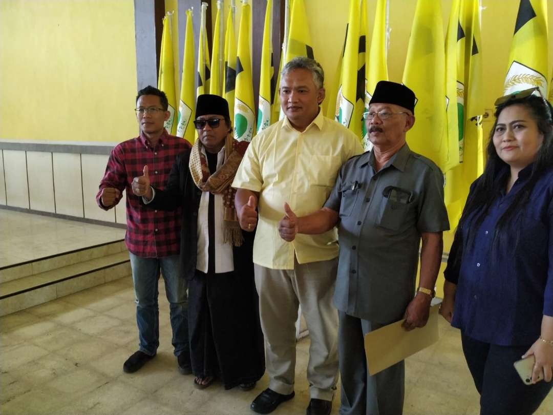 Bakal calon Bupati Kediri dr Ari Purnomo Adi (tengah) melakukan safari politik ke sejumlah partai politik, salah satunya Partai Golkar. (Foto: Istimewa)