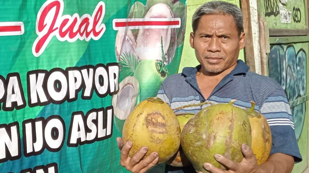 Sahri sudah 20 tahun bergelut dengan kelapa kopyor, sudah hafal yang asli dengan yang palsu (Foto: Asmanu Sudarso/ngopibareng.id)