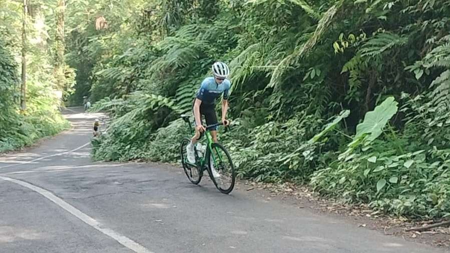 Pembalap asing peserta ITdBI mulai mencoba tanjakan di jalur menuju Gunung Ijen (foto: istimewa)