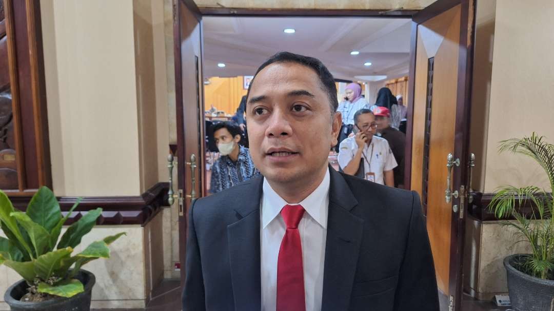 Walikota Surabaya Eri Cahyadi, saat menjelaskan rencana penambahan sekolah negeri yang diproyeksikan masuk dalam R-APBD 2025 mendatang. (Foto: Julianus Palermo/Ngopibareng.id)