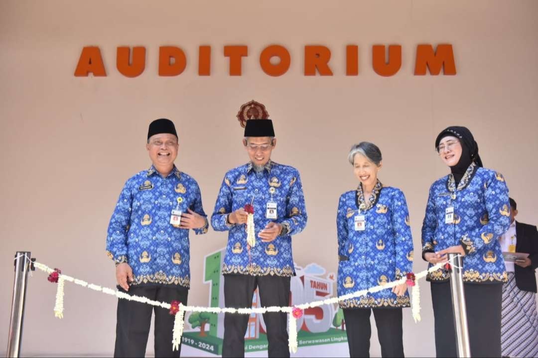 Sekretaris Daerah Provinsi Jawa Tengah, Sumarno saat meresmikan operasional gedung Pendidikan Kedokteran dan gedung Instalasi Gawat Darurat (IGD) Rumah Sakit Jiwa Daerah (RSJD) dr. Arif Zainudin, Kota Surakarta, Rabu 17 Juli 2024. (Foto: Pemprov Jawa Tengah)