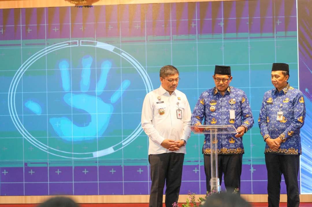 Penjabat Gubernur Jawa Tengah Nana Sudjana saat menerima apresiasi dari Kementerian Hukum dan HAM. (Foto: Pemprov Jateng)