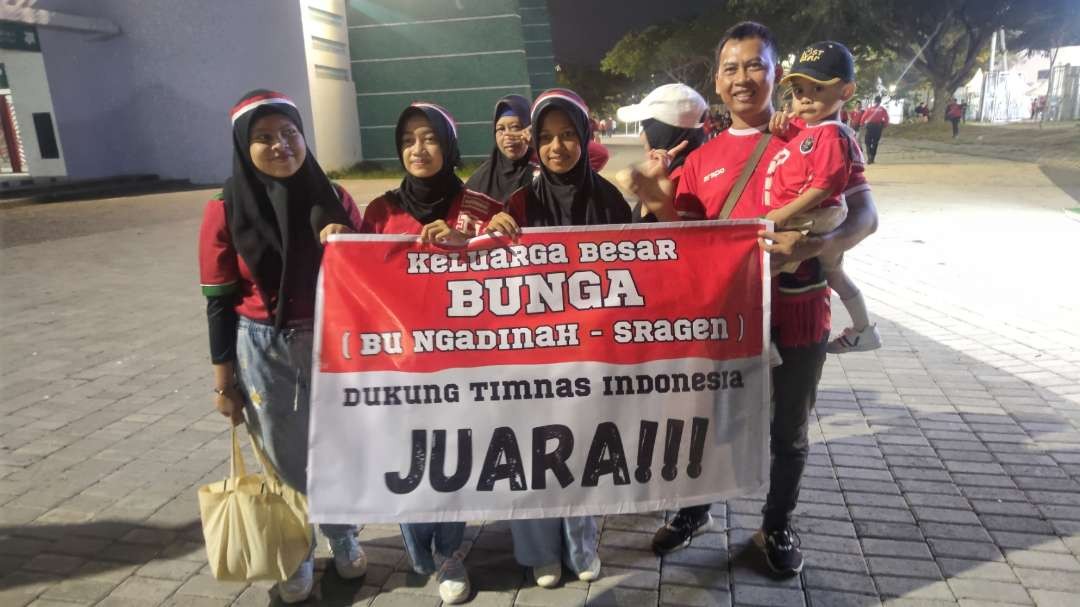 Erdian dan keluarganya dari Sragen datang mendukung Timnas U-19 di Stadion Gelora Bung Tomo, Surabaya, Rabu 17 Juli 2024. (Foto: Fariz Yarbo/Ngopibareng.id)