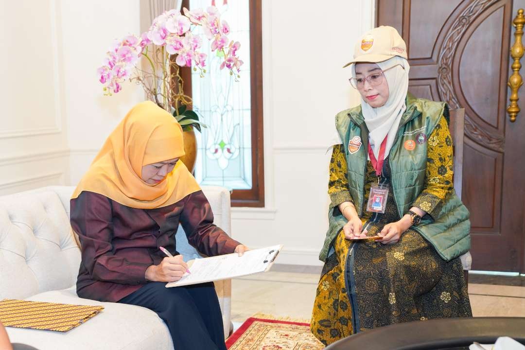 Gubernur Jawa Timur (Jatim) periode 2019-2024, Khofifah Indar Parawansa, didatangi Petugas Pemutakhiran Data Pemilih (Pantarlih) untuk proses pencocokan dan penelitian (coklit) data pemilih, Rabu 17 Juli 2024. (Foto: Istimewa)