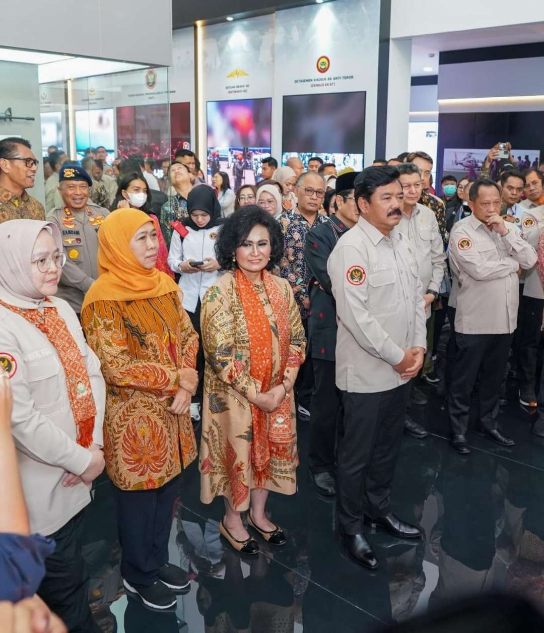 Khofifah Indar Parawansa menerima Anugerah Pin Emas Badan Nasional Penanggulangan Terorisme RI Tahun 2024. (Foto: Istimewa)