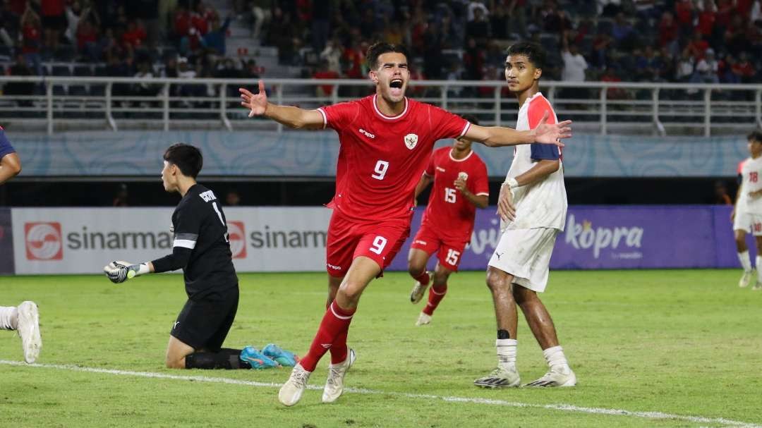 Pemain Timnas U-19 Jens Raven meluapkan emosinya usai mencetak gol ke gawang Filipina di Stadion Gelora Bung Tomo, Surabaya, Rabu 17 Juli 2024. (Foto: Fariz Yarbo/Ngopibareng.id)