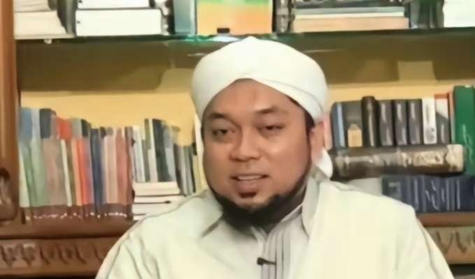 KH Azaim Al- Ibrohimy, Pengasuh Pondok Pesantren Salafiyah Syafi'iyah, Sukorejo Situbondo. Suka sastra dan syair. (Foto: fok/ngopibareng.id)