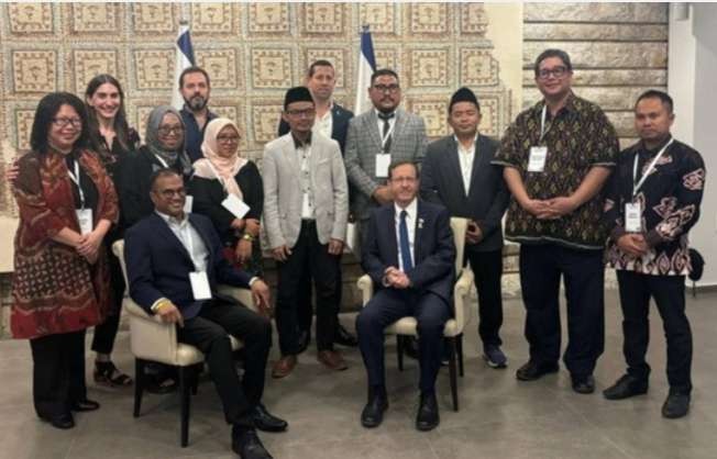 Lima tokoh muda Nahdlatul Ulama (NU) berpose bersama Presiden Israel, Isaac Herzog. Kelima tokoh muda NU ini diduga melakukan lawatan ke Israel awal Juli 2024. (Foto: Istimewa)