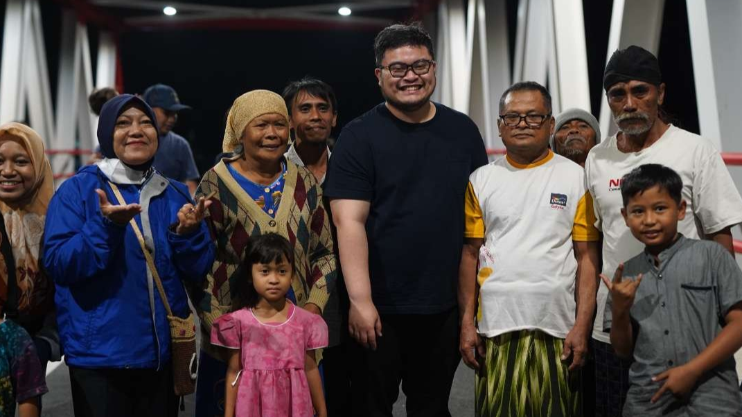 Bupati Kediri foto bareng warga sekitar Jembatan Jongbiru menjelang pengoperasian jembatan tersebut (Foto: Istimewa)