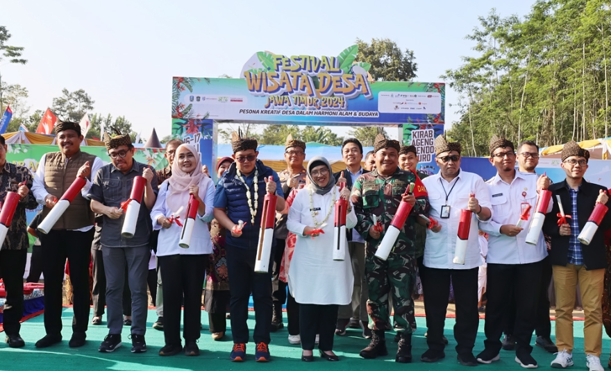 Penjabat Gubernur Jawa Timur Adhy Karyono ketika hadir di Festival Wisata Desa Jawa Timur 2024, Lumajang. (Foto: Kominfo Lumajang)