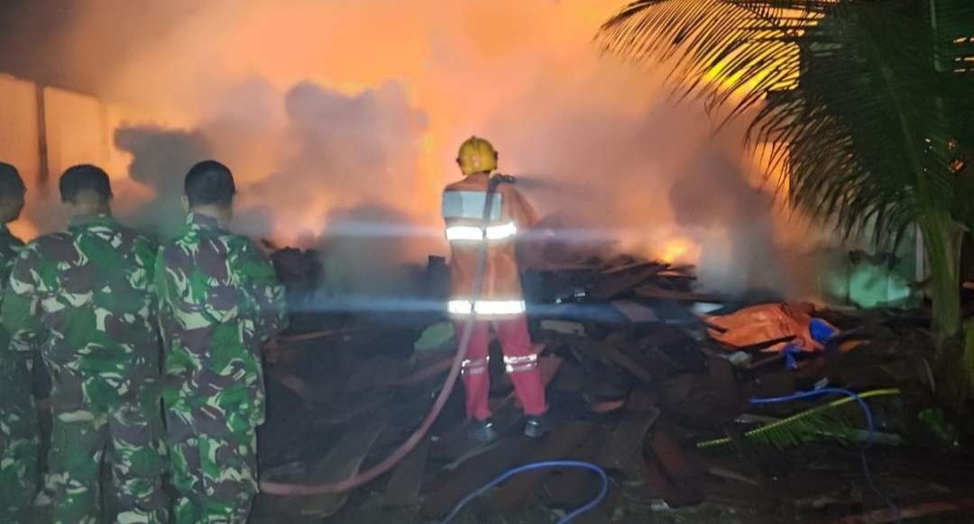 Proses pemadaman gudang milik TNI di Mojokerto, Jawa Timur. (Foto: Dokumentasi BPBD Mojokerto)