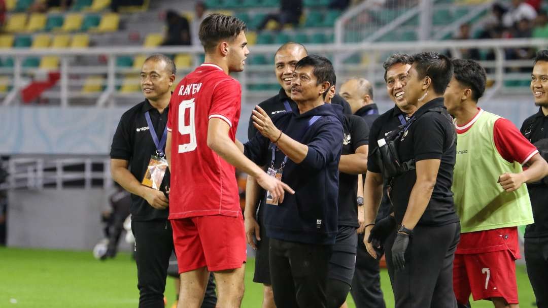 Pelatih Timnas U-19, Indra Sjafri, saat memberikan motivasi kepada Jens Raven usai mencetak gol lawan Filipina di Stadion Gelora Bung Tomo (GBT), Surabaya, Rabu 17 Juli 2024. (Foto: Fariz Yarbo/Ngopibareng.id)