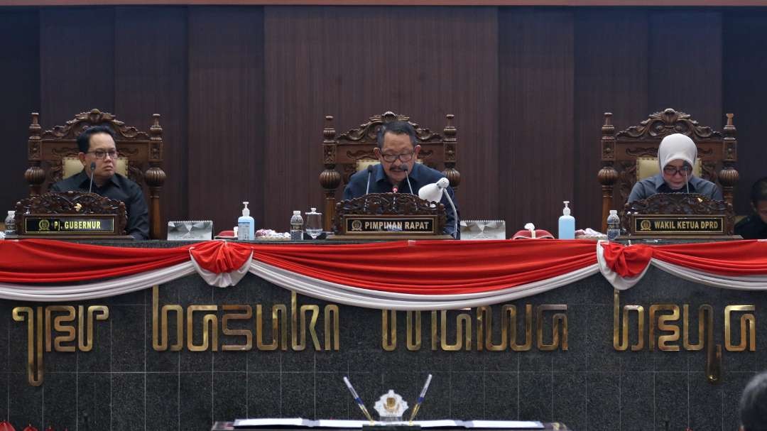 Dua Pimpinan DPRD Jatim, Istu Hari Subagio dan Anik Maslachah memimpin Rapat Paripurna DPRD Jatim, Surabaya, Kamis 18 Juli 2024. (Foto: Fariz Yarbo/Ngopibareng.id)