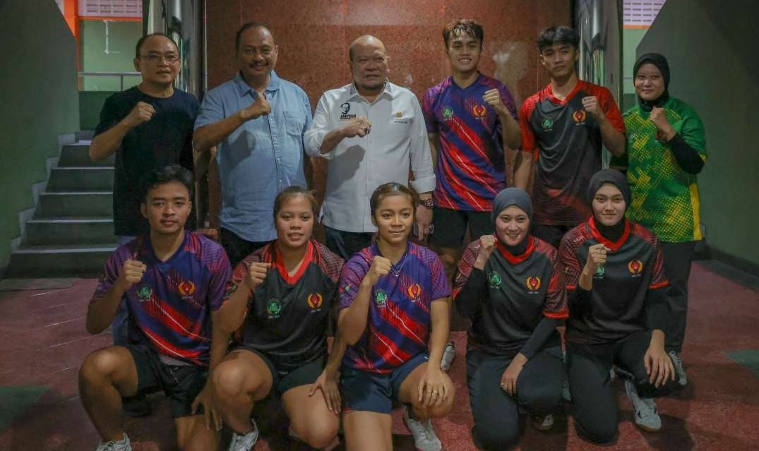 Ketua DPD RI AA LaNyalla Mahmud Mattalitti memberikan suntikan motivasi kepada kontingen tenis meja Jatim. (Foto: Dok. KONI Jatim)