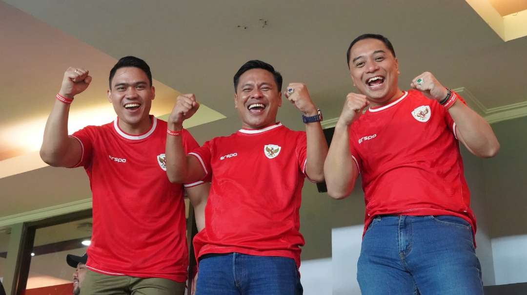 Walikota Surabaya, Eri Cahyadi nonton bareng laga Timnas U-19 bersama Ketua Gerindra Surabaya dan Golkar Surabaya. (Foto: Istimewa)