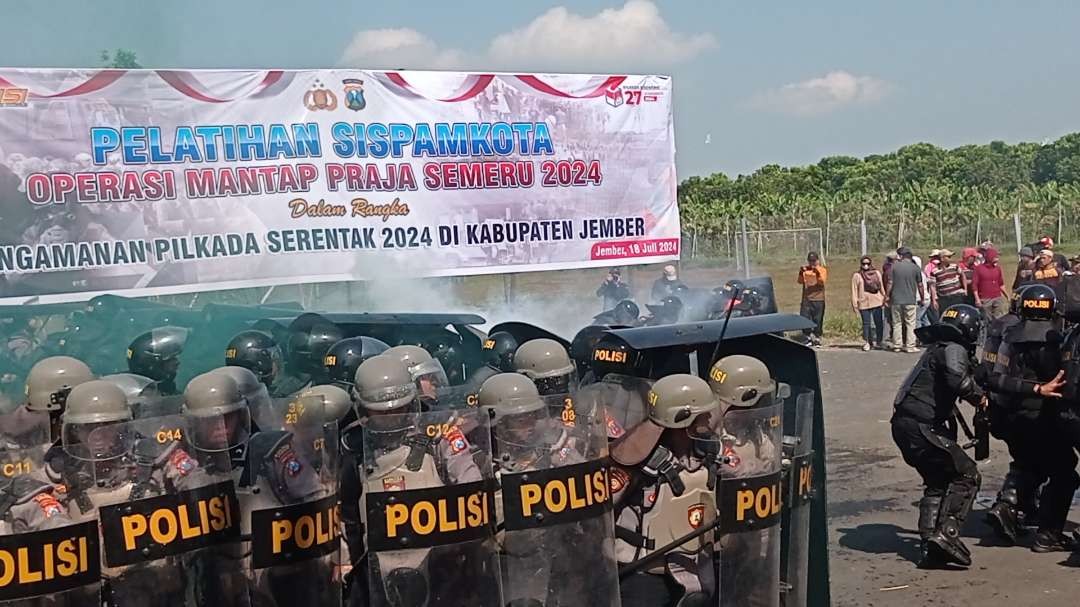 Pasukan pengaman saat bentrok dengan demonstran dalam adegan simulasi sispamkota. (Foto: Rusdi/Ngopibareng.id)