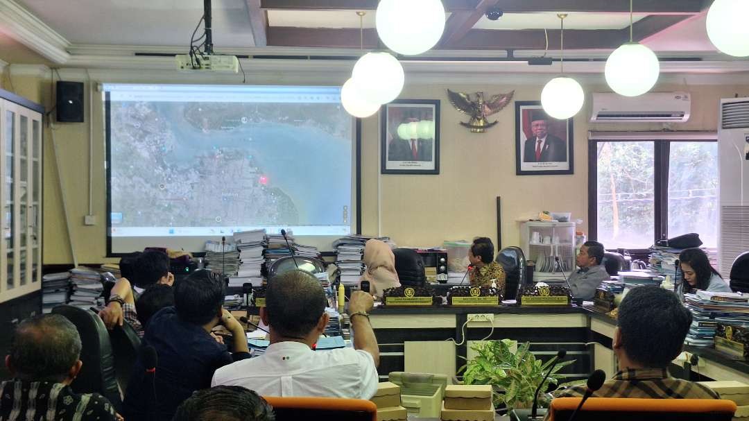 Rapat dengar pendapat di DPRD Surabaya, yang membahas mengenai Proyek Strategis Nasional (PSN) Surabaya Waterfront Land (SWL). (Foto: Julianus Palermo/Ngopibareng.id)