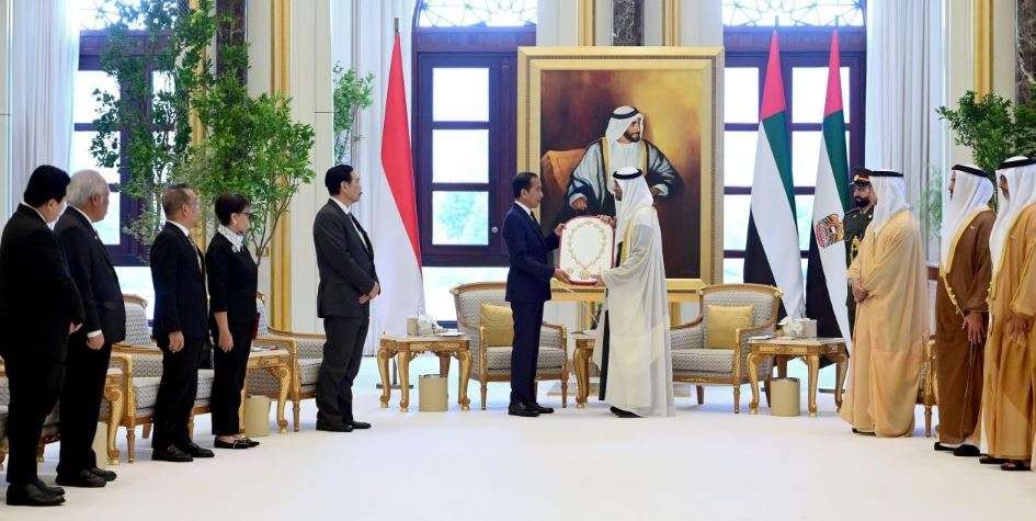 Presiden Jokowi menerima penghargaan sipil tertinggi dari Presiden PEA, Mohamed bin Zayed Al Nahyan di Qasr Al Watan, Abu Dhabi, Persatuan Emirat Arab (PEA), Rabu, 17 Juli 2024. (Foto: BPMI Setpres/Muchlis Jr)