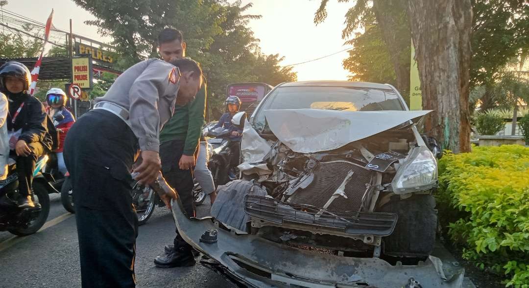 Kondisi mobil Toyota Avanza bagian depan hancur usai terlibat kecelakaan. (Foto: Khoirul Huda/Ngopibareng.id)