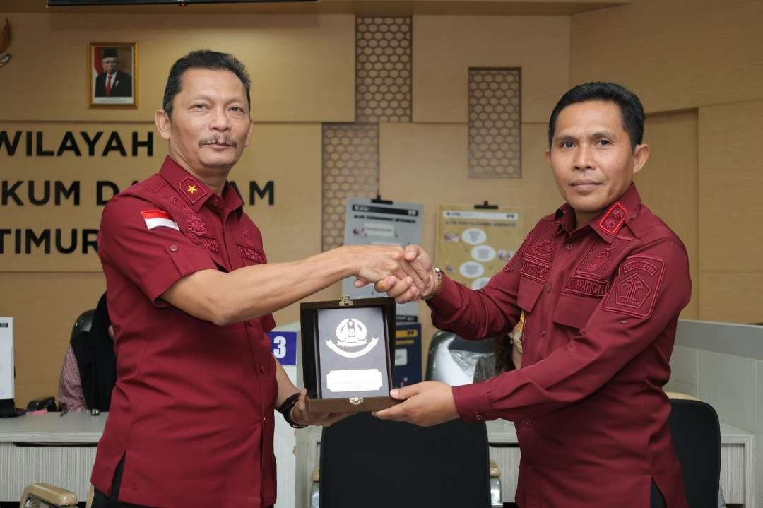 Kadiv Keimigrasian Herdaus (kiri) menyampaikan terima kasih atas kunjungan dan studi tiru Kemenkumham Papua dan Kemenkumham Maluku. (Foto: Humas Kemenkumham Jatim)