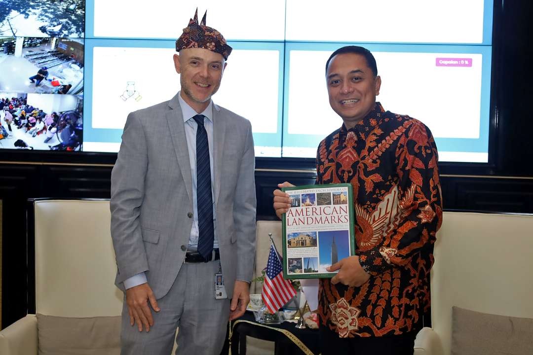 Konsulat Jenderal Amerika Serikat di Surabaya Christopher Green (kiri) di sela-sela pertemuannya dengan Walikota Surabaya Eri Cahyadi, membahas penguatan kerja sama antara Pemkot Surabaya dengan Amerika Serikat. (Foto: Humas Pemkot Surabaya)