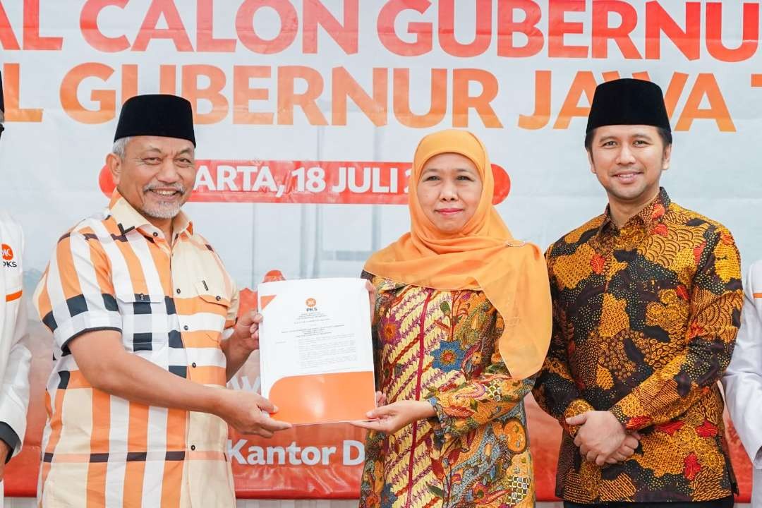 Khofifah Indar Parawansa dan Emil Elestianto Dardak menerima SK rekomendasi PKS langsung dari Presiden PKS, Ahmad Syaikhu, Kamis 18 Juli 2024. (Foto: Istimewa)