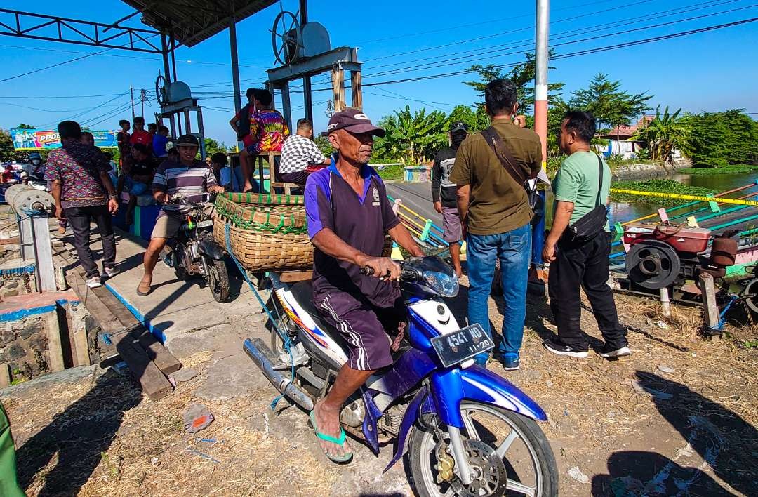 Warga Kedungpeluk memanfaatkan jalan setapak imbas jembatan Ambrol (foto :Aini/Ngopibareng.id)