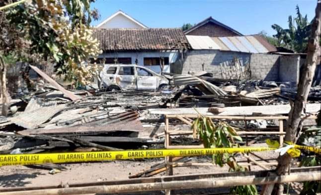 Dua rumah milik RS dan anaknya HS rata dengan tanah serta 6 motor dan 1 mobil Avanza di Situbondo hangus akibat dibakar suaminya.(Foto: Satreskrim Polres Situbondo)