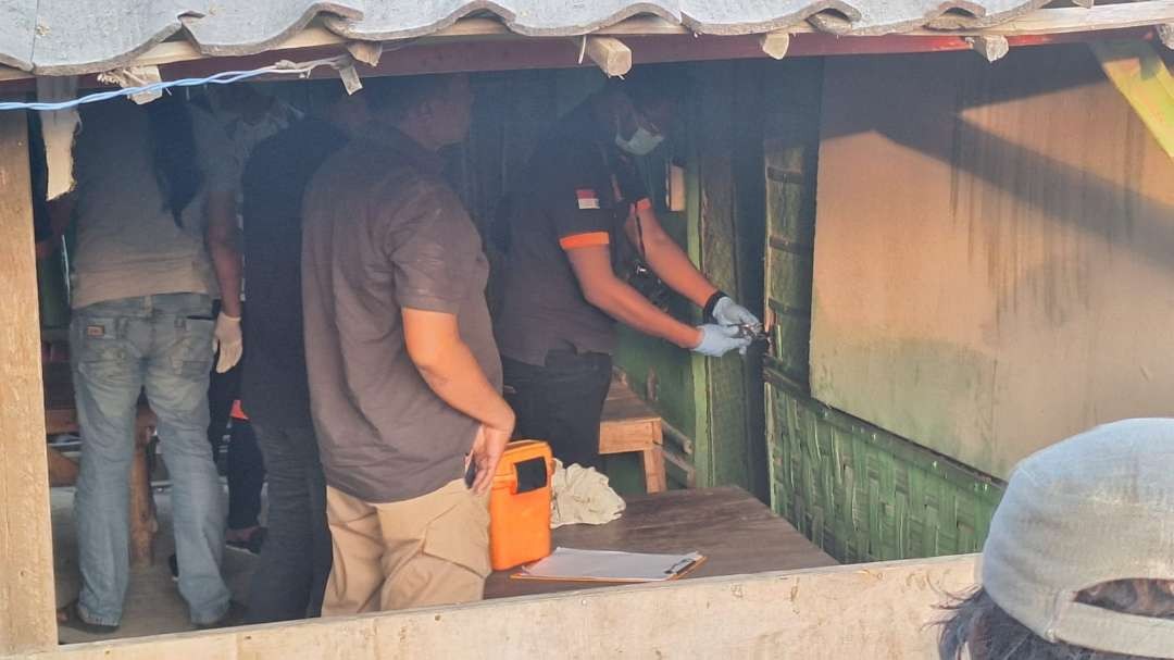 Polisi sedang melakukan olah TKP di lokasi kejadian. (Foto: Istimewa)