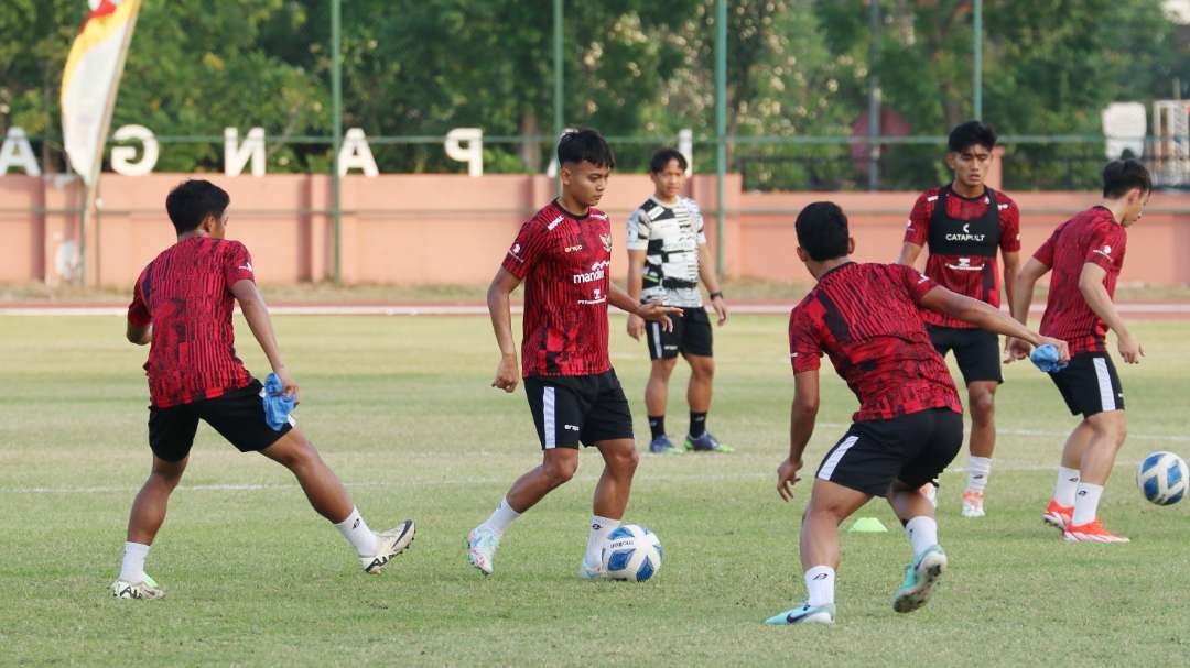 Pemain Timnas U-19 menjalani latihan di Lapangan Thor, Surabaya, Jumat 19 Juli 2024. (Foto: Fariz Yarbo/Ngopibareng.id)