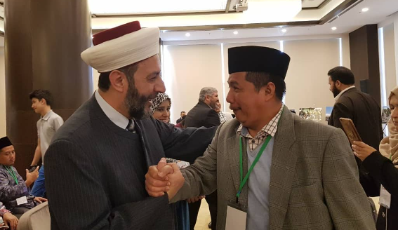 Usamah Hisjam saat bertemu Syaikh Ahmad al-Umari, Ulama besar Lebanon saat konferensi al-Quda di Istanbul, Turkey. (Foto: Instagram)