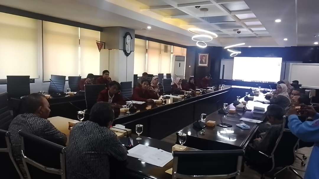 Adanya temuan kejanggalan soal pembayaran retribusi kebersihan/persampahan di PDAM Surya Sembada Kota Surabaya langsung direspon mahasiswa. (Foto: Dok BEM Unipra)