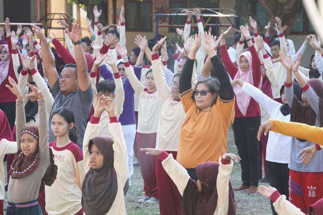 Peringati Hari Anak Nasional, Pj Walikota Kediri, Zanariah senam dan bermain bersama siswa-siswi SLB Putera Asih. (Foto: Istimewa)