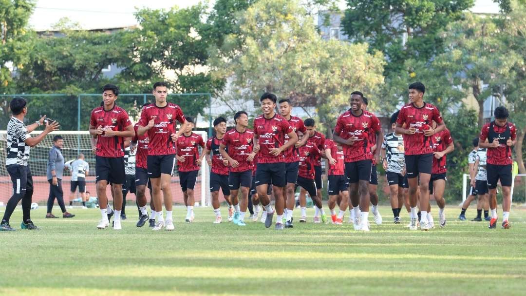 Pemain Timnas U-19 melaksanakan latihan di Lapangan Thor, Surabaya, Jumat 19 Juli 2024. (Foto: Fariz Yarbo/Ngopibareng.id)