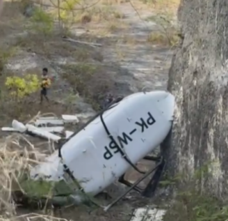 Helikopter yang jatuh di Kawasan Ungasan, Kuta Selatan, Kabupaten Badung, Bali, pada Jumat 19 Juli 2024. (Foto: tangkapan layar Instagram)