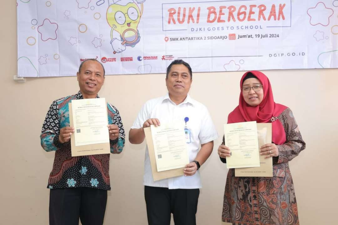 Guru Kekayaan Intelektual (RUKI) Kanwil Kemenkumham Jatim memberikan pengenalan terkait pelindungan KI kepada siswa SMK Antartika 2 Sidoarjo. (Foto: Istimewa)