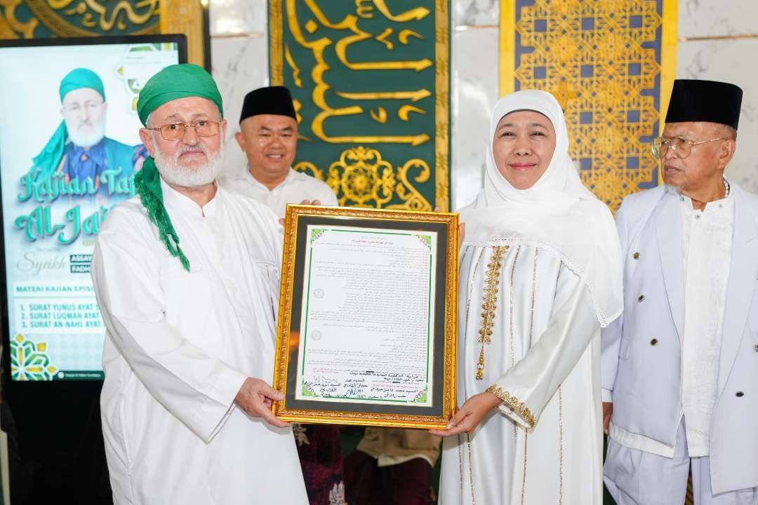 Khofifah Indar Parawansa bersama Syaikh Fadhil saat menunjukkan manuskrip yang telah hilang 800 tahun. (Foto: Dok. Khofifah)