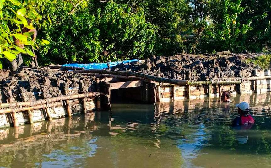 Tanggul buatan petani tambak di Sidoarjo (Foto : Aini/Ngopibareng.id)