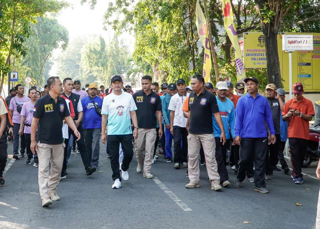 Bupati Lamongan Yuhronur Efendi saat Mlaku Bareng Bersama anggota NPD se Lamongan (Foto: Imron.Rosidi/ngopibareng.id)