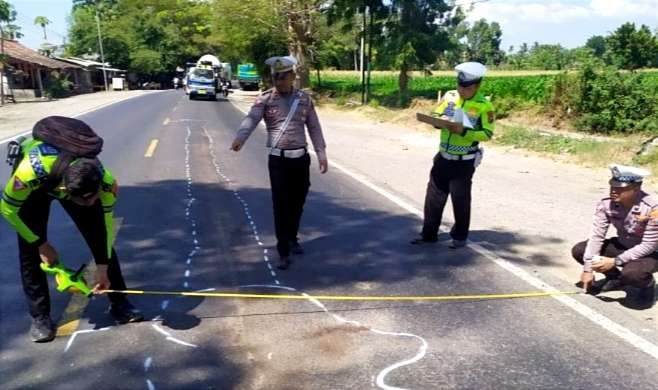 Anggota Satlantas Polres Situbondo melakukan olah TKP premotor tewas tertabrak truk tangka tetes tebu di Jalur Pantura Situbondo, Sabtu 20 Juli 2024 sore. (Foto: Satlantas Polres Situbondo)