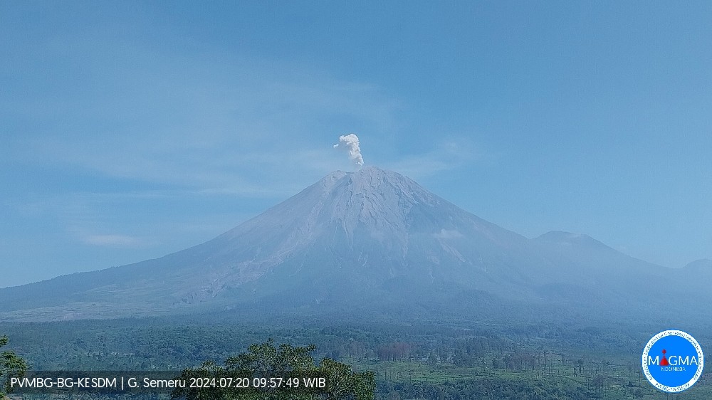 Gunung api Semeru mengalami erupsi dengan status Kembali ke Waspada III sesuai Badan Nasional Penanggulangan Bencana (BNPB) pada  Sabtu 20 Juli 2024. (Foto: dok. magma.esdm)