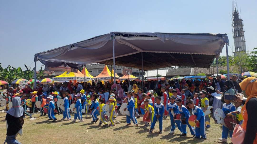 Siswa-siswi TK-SD menari jaranan masal dalam rangka Hari Anak Nasional (HAN) (dok. Sanggar Pemuda Bergerak)